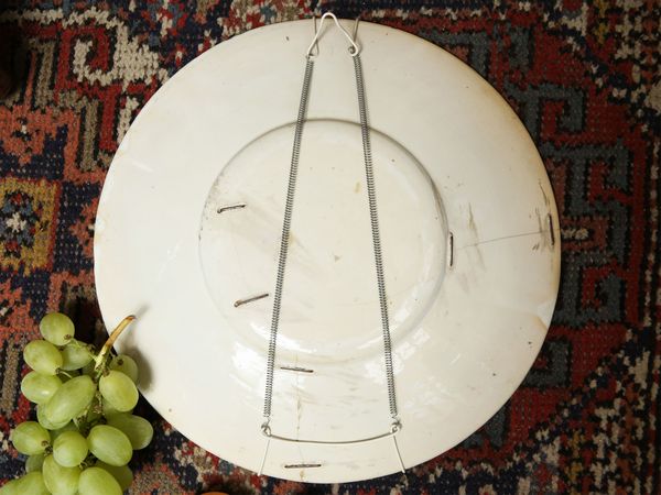 Coppia di piatti da parata in maiolica  - Asta Arredi e dipinti da un antico palazzo marchigiano - Associazione Nazionale - Case d'Asta italiane