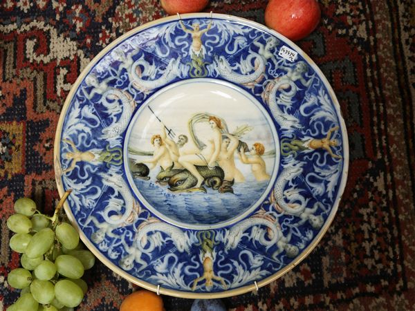 Coppia di piatti da parata in maiolica  - Asta Arredi e dipinti da un antico palazzo marchigiano - Associazione Nazionale - Case d'Asta italiane