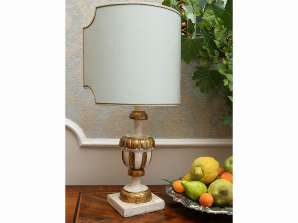 Coppia di portapalmette in legno laccato bianco e lumeggiato in oro  - Asta Arredi e dipinti da un antico palazzo marchigiano - Associazione Nazionale - Case d'Asta italiane