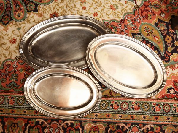 Serie di tre vassoi da portata in metallo argentato  - Asta Arredi e dipinti da un antico palazzo marchigiano - Associazione Nazionale - Case d'Asta italiane