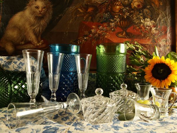Due brocche in vetro pressato e soffiato blu e verde  - Asta Arredi e dipinti da un antico palazzo marchigiano - Associazione Nazionale - Case d'Asta italiane