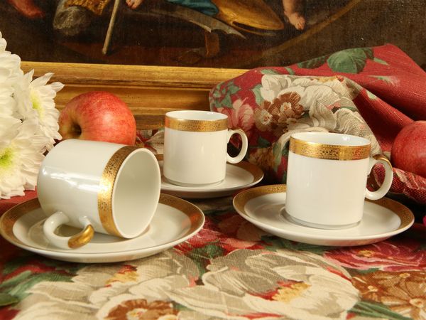 Serie di diciotto tazzine da caff in porcellana  - Asta Arredi e dipinti da un antico palazzo marchigiano - Associazione Nazionale - Case d'Asta italiane
