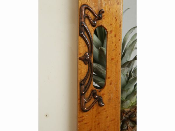 Vassoio in acero e ceramica  - Asta Arredi e dipinti da un antico palazzo marchigiano - Associazione Nazionale - Case d'Asta italiane