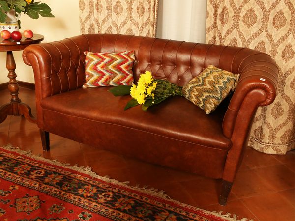 Divano a pozzetto tipo Chester  - Asta Arredi e dipinti da un antico palazzo marchigiano - Associazione Nazionale - Case d'Asta italiane