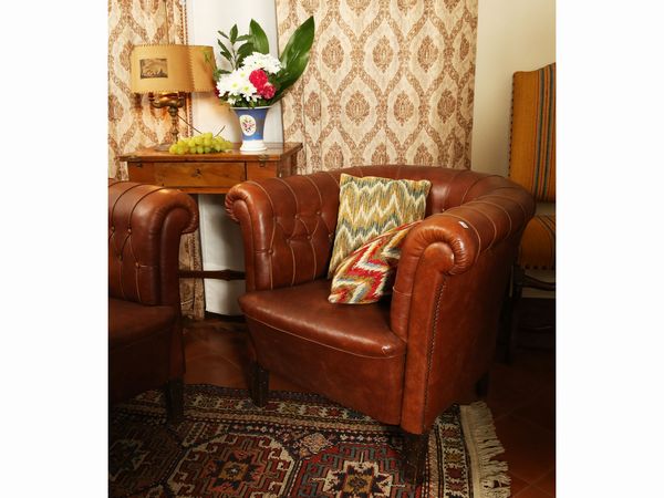 Coppia di poltrone a pozzetto tipo Chester  - Asta Arredi e dipinti da un antico palazzo marchigiano - Associazione Nazionale - Case d'Asta italiane