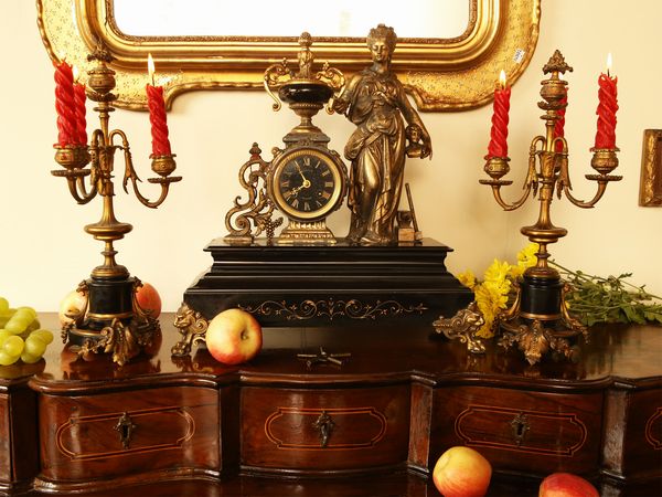 Trittico da camino in antimonio dorato e marmo nero del Belgio, Delaye Grenoble  - Asta Arredi e dipinti da un antico palazzo marchigiano - Associazione Nazionale - Case d'Asta italiane