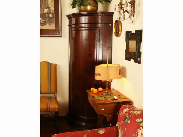 Angoliera in legno tenero patinato a noce  - Asta Arredi e dipinti da un antico palazzo marchigiano - Associazione Nazionale - Case d'Asta italiane