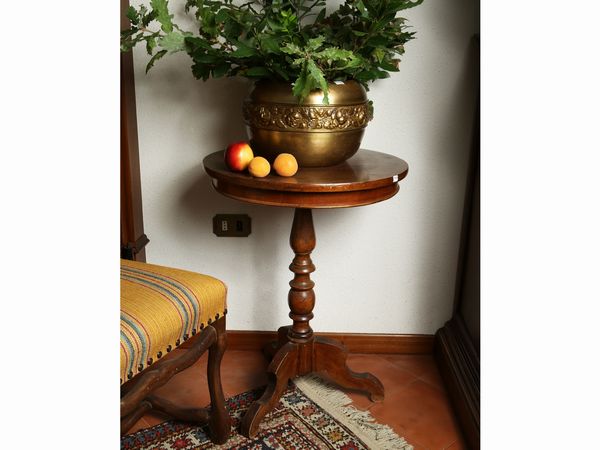 Tavolino da appoggio in noce  - Asta Arredi e dipinti da un antico palazzo marchigiano - Associazione Nazionale - Case d'Asta italiane