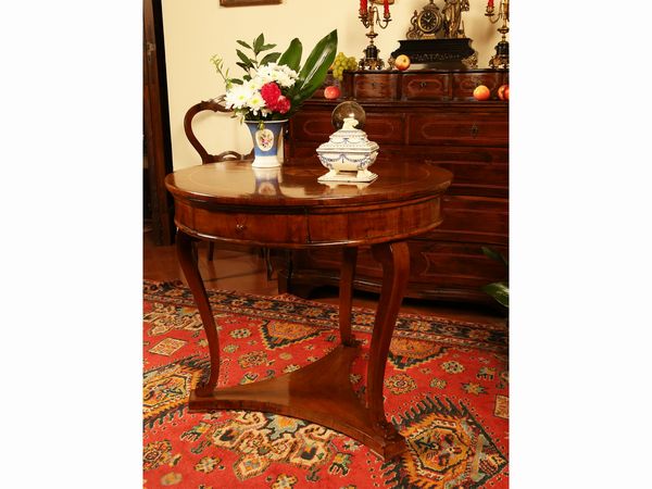 Tavolino da centro impiallacciato in noce  - Asta Arredi e dipinti da un antico palazzo marchigiano - Associazione Nazionale - Case d'Asta italiane