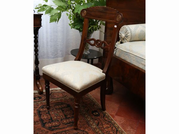 Serie di tre sedie in noce  - Asta Arredi e dipinti da un antico palazzo marchigiano - Associazione Nazionale - Case d'Asta italiane