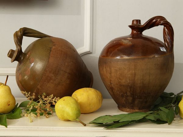 Coppia di fiasche in terracotta in parte invetriata  - Asta Arredi e dipinti da un antico palazzo marchigiano - Associazione Nazionale - Case d'Asta italiane