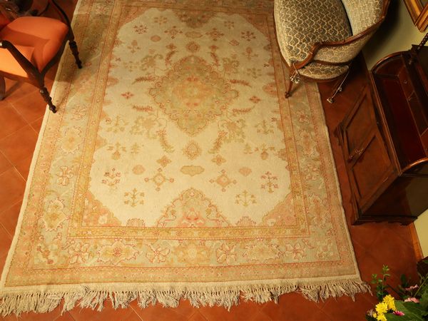 Grande tappeto di vecchia manifattura  - Asta Arredi e dipinti da un antico palazzo marchigiano - Associazione Nazionale - Case d'Asta italiane