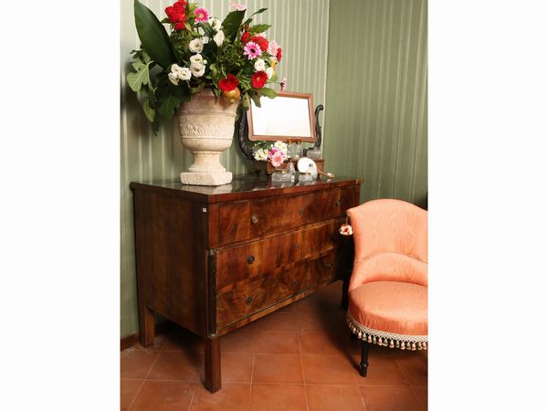 Cassettone impiallacciato in piuma di noce  - Asta Arredi e dipinti da un antico palazzo marchigiano - Associazione Nazionale - Case d'Asta italiane