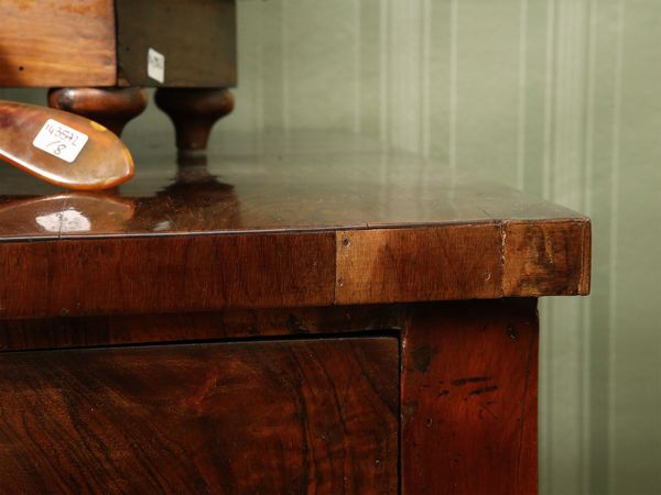 Cassettone impiallacciato in piuma di noce  - Asta Arredi e dipinti da un antico palazzo marchigiano - Associazione Nazionale - Case d'Asta italiane