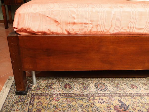 Letto matrimoniale in noce  - Asta Arredi e dipinti da un antico palazzo marchigiano - Associazione Nazionale - Case d'Asta italiane