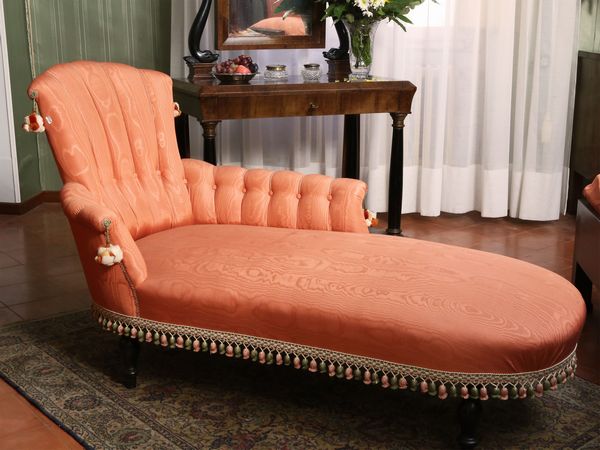 Agrippina imbottita e rivestita in tessuto moir� rosa salmone  - Asta Arredi e dipinti da un antico palazzo marchigiano - Associazione Nazionale - Case d'Asta italiane
