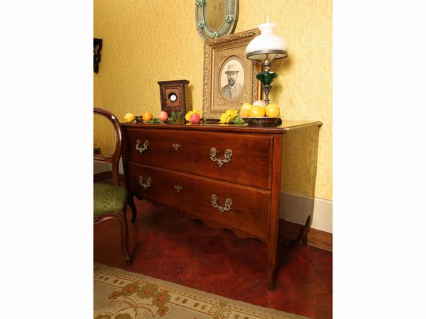 Cassettone in noce  - Asta Arredi e dipinti da un antico palazzo marchigiano - Associazione Nazionale - Case d'Asta italiane