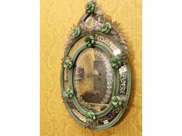 Piccola speccheira in vetro soffiato di Murano  - Asta Arredi e dipinti da un antico palazzo marchigiano - Associazione Nazionale - Case d'Asta italiane