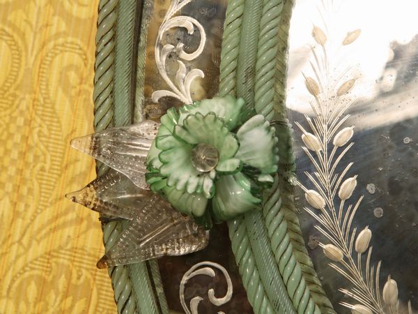 Piccola speccheira in vetro soffiato di Murano  - Asta Arredi e dipinti da un antico palazzo marchigiano - Associazione Nazionale - Case d'Asta italiane