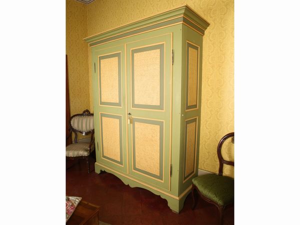 Armadio in legno tenero laccato in varie tonalit� del verde  - Asta Arredi e dipinti da un antico palazzo marchigiano - Associazione Nazionale - Case d'Asta italiane