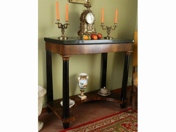 Coppia di piccole console impiallacciate in piuma di noce e legno ebanizzato  - Asta Arredi e dipinti da un antico palazzo marchigiano - Associazione Nazionale - Case d'Asta italiane