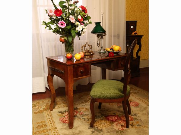 Piccola scrivania impiallacciata in noce e piuma di noce  - Asta Arredi e dipinti da un antico palazzo marchigiano - Associazione Nazionale - Case d'Asta italiane