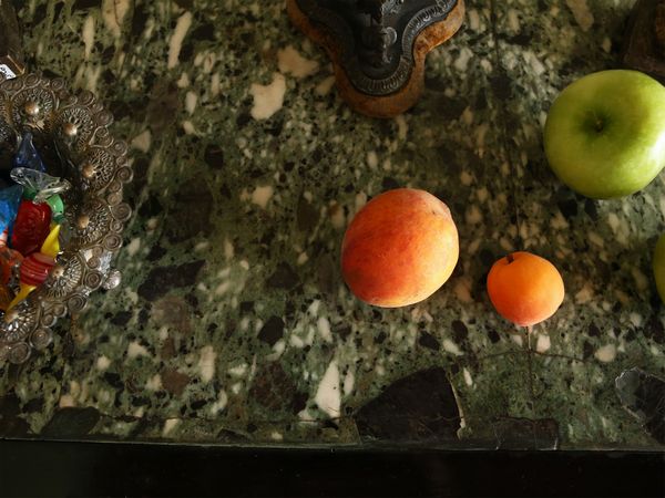 Coppia di piccole console impiallacciate in piuma di noce e legno ebanizzato  - Asta Arredi e dipinti da un antico palazzo marchigiano - Associazione Nazionale - Case d'Asta italiane