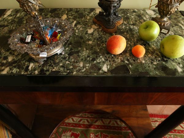 Coppia di piccole console impiallacciate in piuma di noce e legno ebanizzato  - Asta Arredi e dipinti da un antico palazzo marchigiano - Associazione Nazionale - Case d'Asta italiane