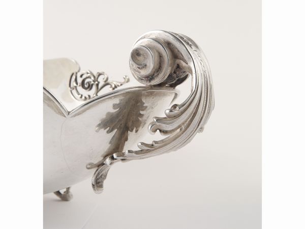 Centrotavola a navicella in argento  - Asta Arredi e dipinti da un antico palazzo marchigiano - Associazione Nazionale - Case d'Asta italiane