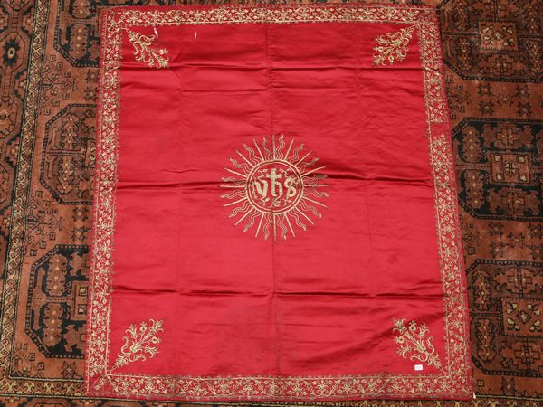 Due pannelli ricamati in seta  - Asta Arredi e dipinti da un antico palazzo marchigiano - Associazione Nazionale - Case d'Asta italiane