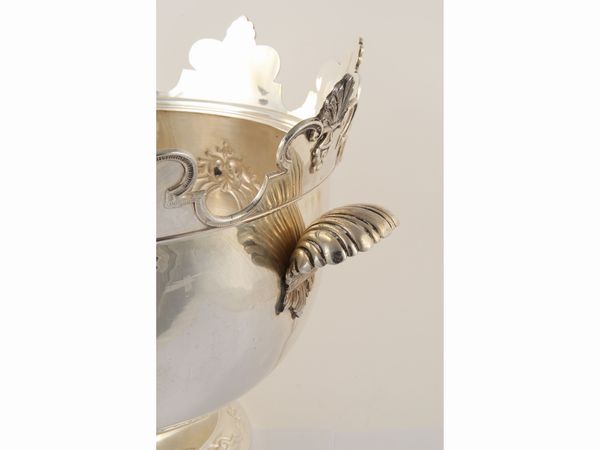 Grande centrotavola rinfrescatoio in argento sterling  - Asta Arredi e dipinti da un antico palazzo marchigiano - Associazione Nazionale - Case d'Asta italiane