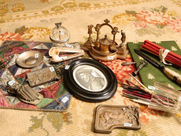 Curiosit� da scrivania  - Asta Arredi e dipinti da un antico palazzo marchigiano - Associazione Nazionale - Case d'Asta italiane