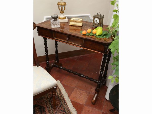 Piccolo scrittoio in noce  - Asta Arredi e dipinti da un antico palazzo marchigiano - Associazione Nazionale - Case d'Asta italiane