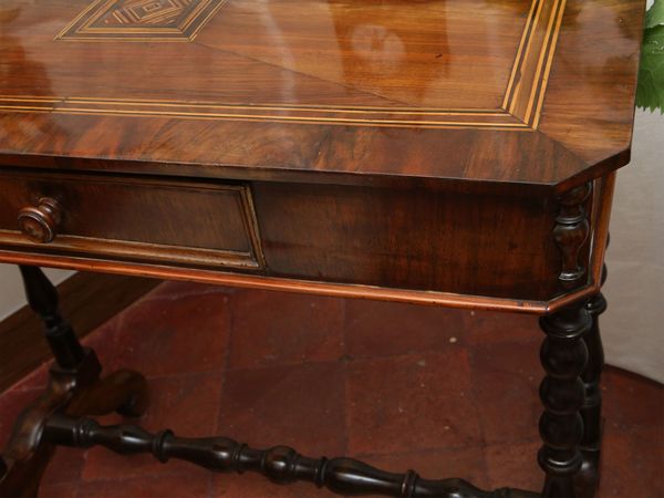 Piccolo scrittoio in noce  - Asta Arredi e dipinti da un antico palazzo marchigiano - Associazione Nazionale - Case d'Asta italiane