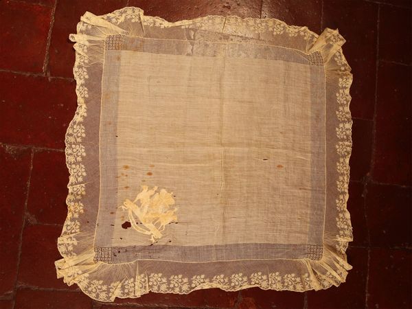 Antico fazzoletto in bisso di seta  - Asta Arredi e dipinti da un antico palazzo marchigiano - Associazione Nazionale - Case d'Asta italiane