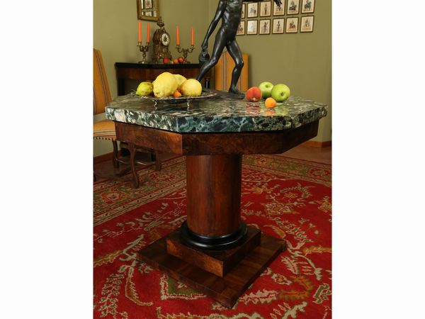 Tavolino da centro impiallacciato in noce e radica di noce  - Asta Arredi e dipinti da un antico palazzo marchigiano - Associazione Nazionale - Case d'Asta italiane