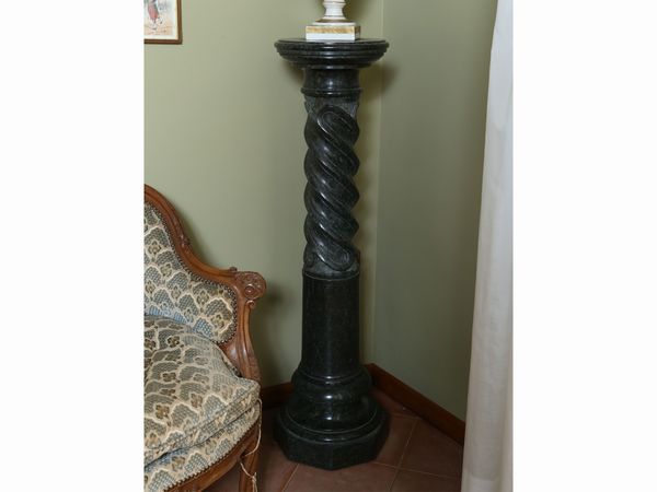 Colonna in marmo verde di Prato  - Asta Arredi e dipinti da un antico palazzo marchigiano - Associazione Nazionale - Case d'Asta italiane
