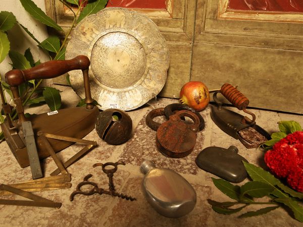 Lotto di curiosit� d'epoca in metallo  - Asta Arredi e dipinti da un antico palazzo marchigiano - Associazione Nazionale - Case d'Asta italiane