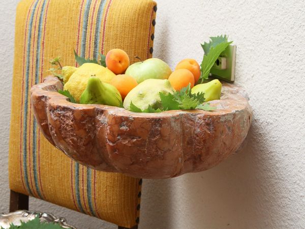 Coppia di acquasantiere in marmo rosso di Verona  - Asta Arredi e dipinti da un antico palazzo marchigiano - Associazione Nazionale - Case d'Asta italiane