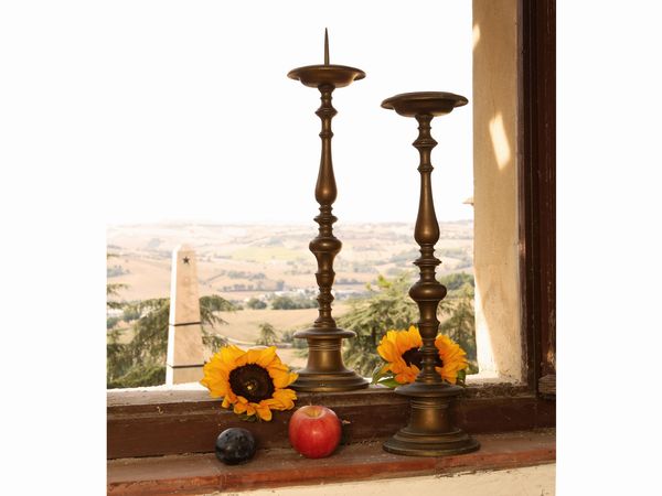 Coppia di torciere in bronzo  - Asta Arredi e dipinti da un antico palazzo marchigiano - Associazione Nazionale - Case d'Asta italiane