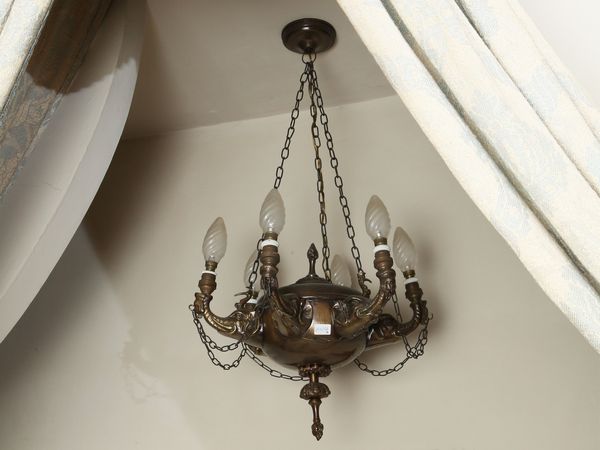 Lucerna in metallo  - Asta Arredi e dipinti da un antico palazzo marchigiano - Associazione Nazionale - Case d'Asta italiane