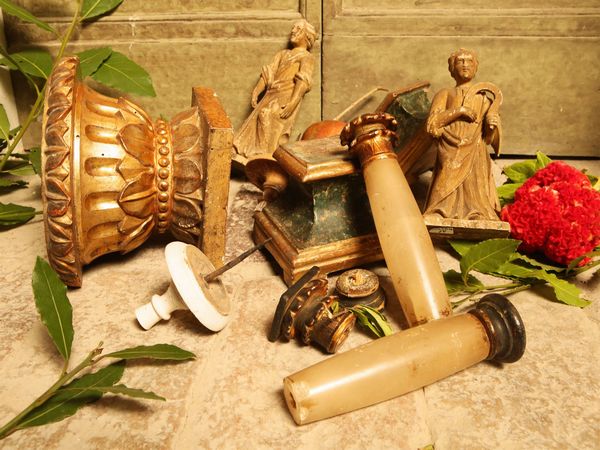 Lotto di frammenti in legno dorato e laccato  - Asta Arredi e dipinti da un antico palazzo marchigiano - Associazione Nazionale - Case d'Asta italiane