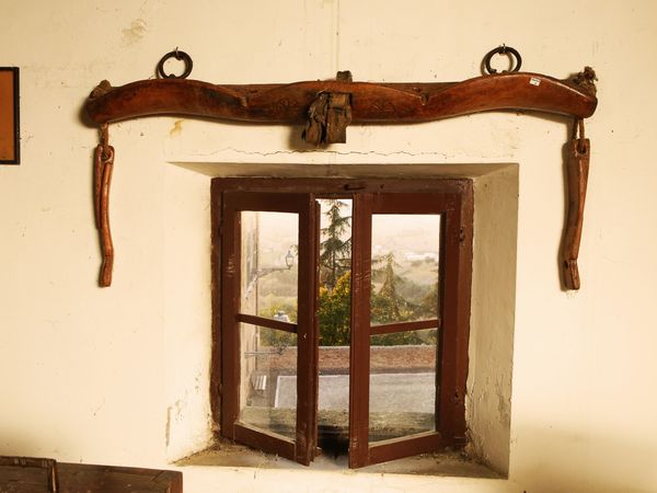 Antico giogo  - Asta Arredi e dipinti da un antico palazzo marchigiano - Associazione Nazionale - Case d'Asta italiane