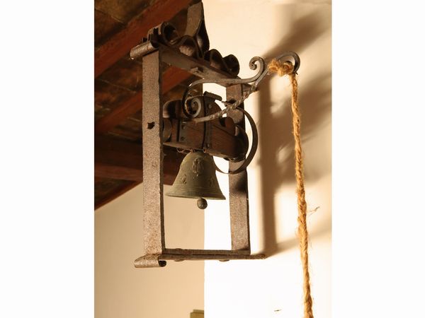 Antica campana in bronzo  - Asta Arredi e dipinti da un antico palazzo marchigiano - Associazione Nazionale - Case d'Asta italiane