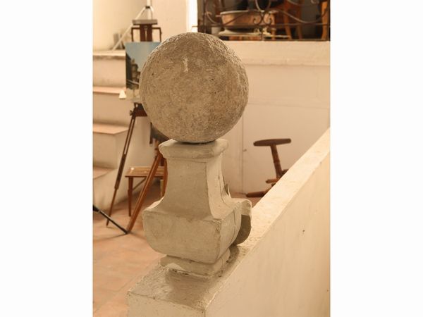 Antica sfera in pietra  - Asta Arredi e dipinti da un antico palazzo marchigiano - Associazione Nazionale - Case d'Asta italiane
