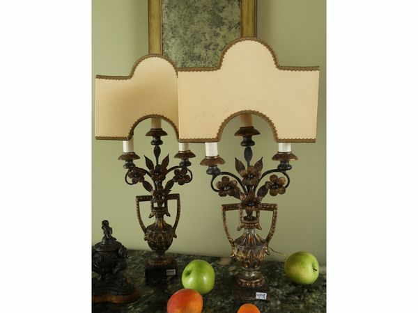 Coppia di portapalmette in legno intagliato e dorato  - Asta Arredi e dipinti da un antico palazzo marchigiano - Associazione Nazionale - Case d'Asta italiane