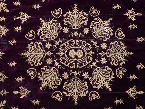 Paliotto in velluto viola  - Asta Arredi e dipinti da un antico palazzo marchigiano - Associazione Nazionale - Case d'Asta italiane