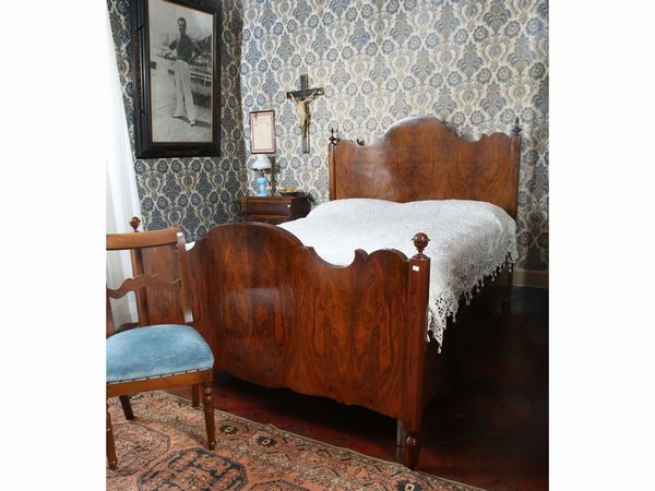 Letto matrimoniale impiallacciato in piuma di noce  - Asta Arredi e dipinti da un antico palazzo marchigiano - Associazione Nazionale - Case d'Asta italiane