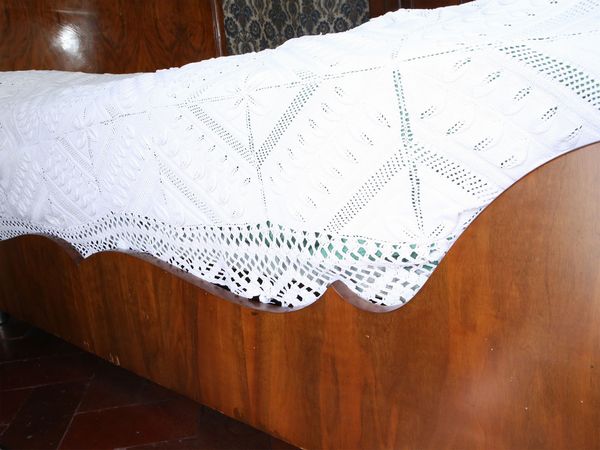 Letto matrimoniale impiallacciato in piuma di noce  - Asta Arredi e dipinti da un antico palazzo marchigiano - Associazione Nazionale - Case d'Asta italiane