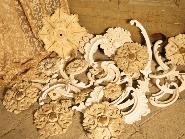 Assortimento di decorazioni in stucco  - Asta Arredi e dipinti da un antico palazzo marchigiano - Associazione Nazionale - Case d'Asta italiane